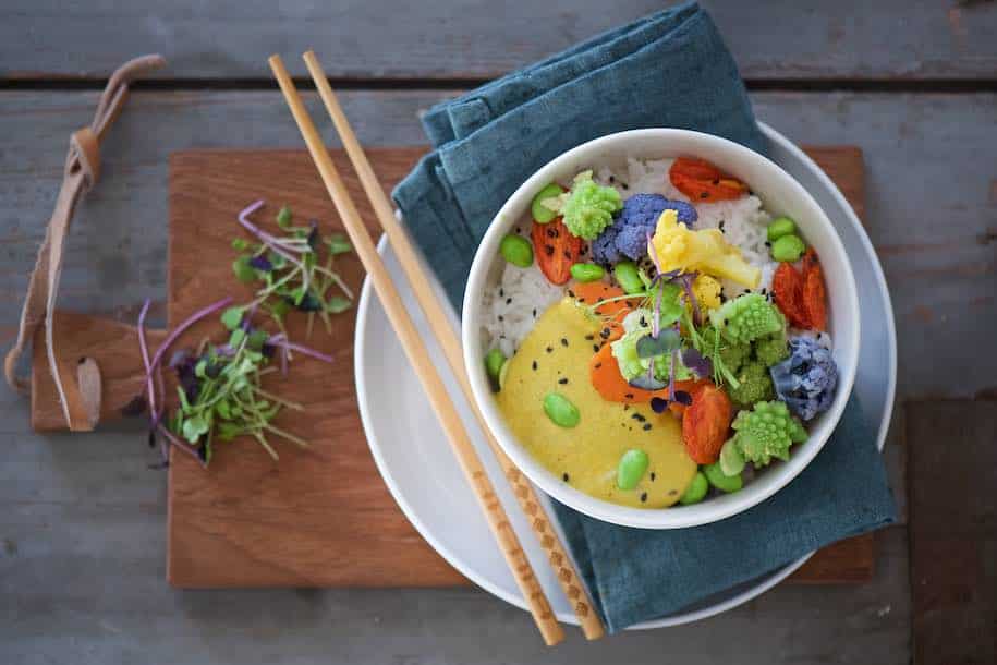 rice bowl arcobaleno con salsa cremosa al curry