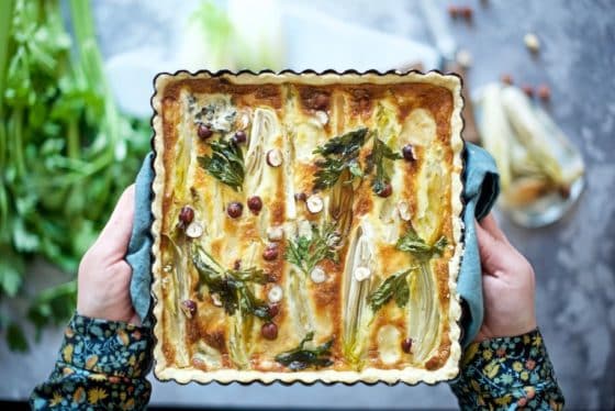 torta salata con indivia al limone, nocciole e roquefort