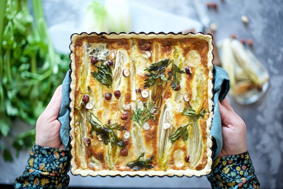 torta salata con indivia al limone, nocciole e roquefort