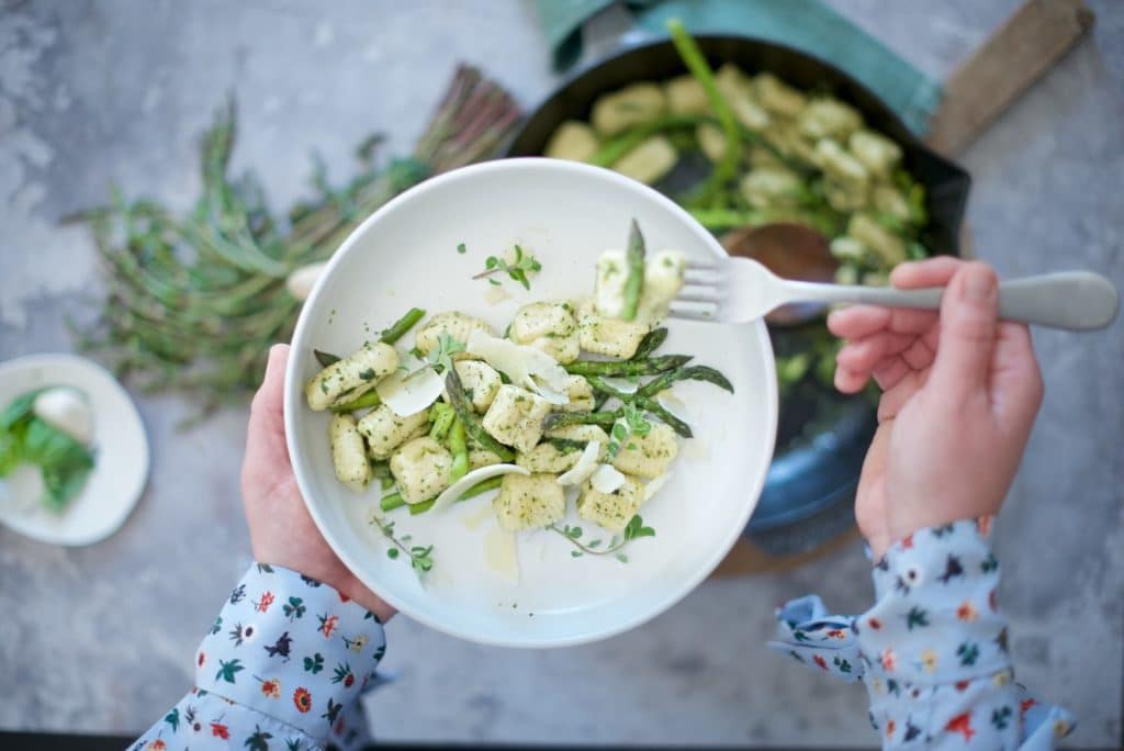 gnocchi di ricotta con burro alle erbe aromatiche e asparagi