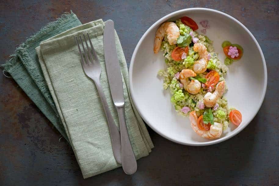 bowl arcobaleno di quinoa con crema di avocado