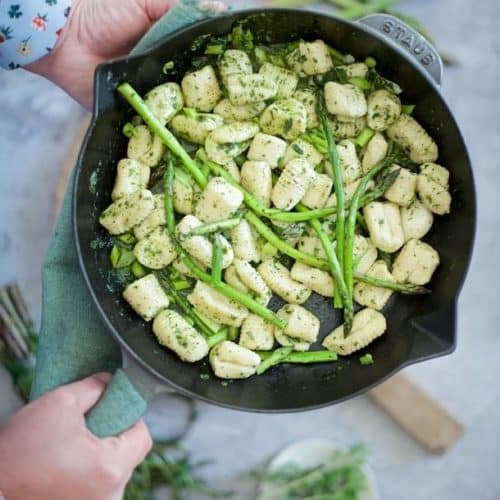 gnocchi di ricotta con burro alle erbe aromatiche e asparagi