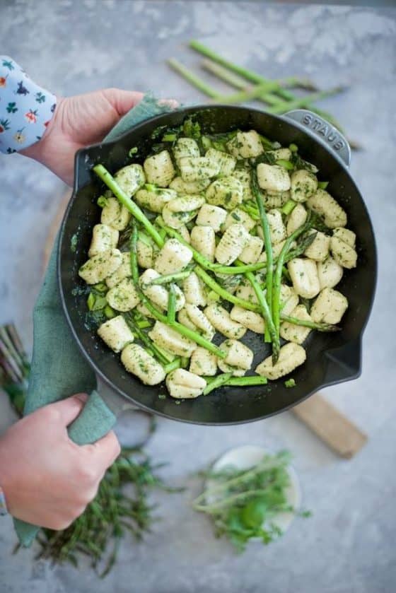 gnocchi di ricotta con burro alle erbe aromatiche e asparagi