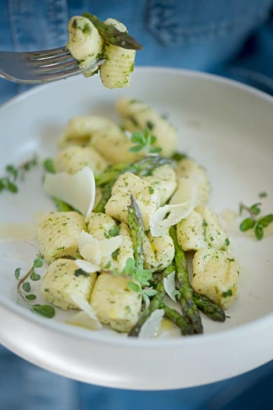 gnocchi di ricotta con burro alle erbe aromatiche e asparagi