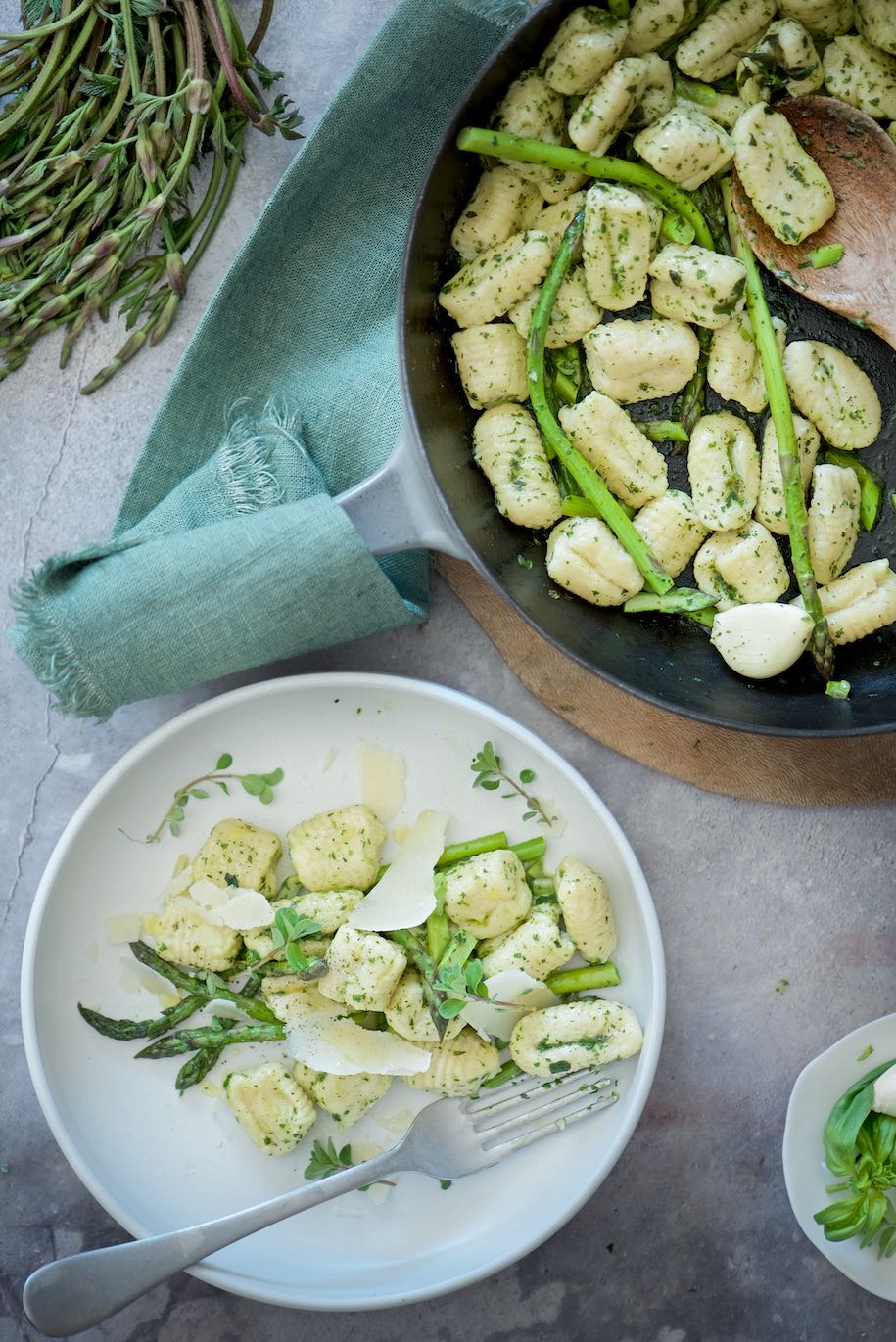 gnocchi di ricotta con burro alle erbe aromatiche e asparagi