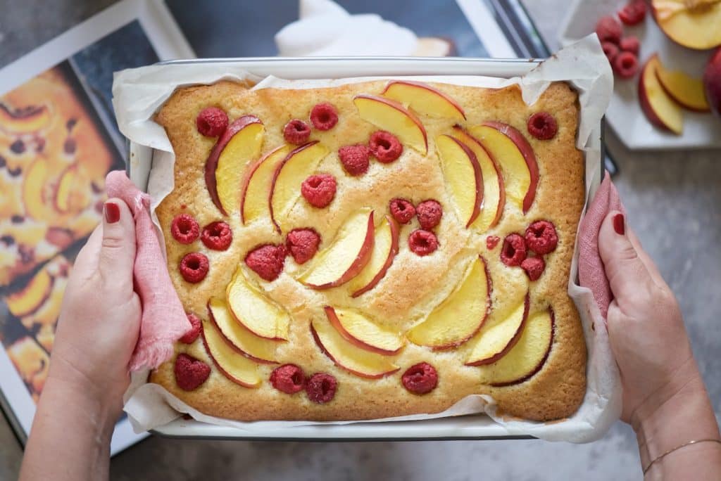 torta alla vaniglia con frutta estiva