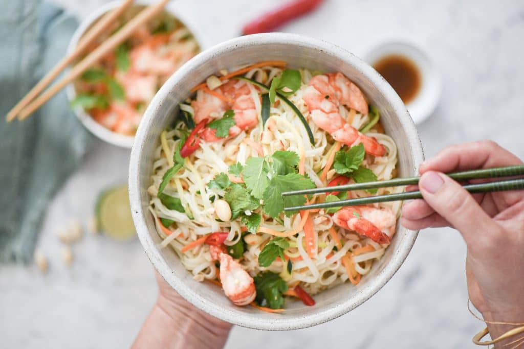 noodles in insalata con gamberi