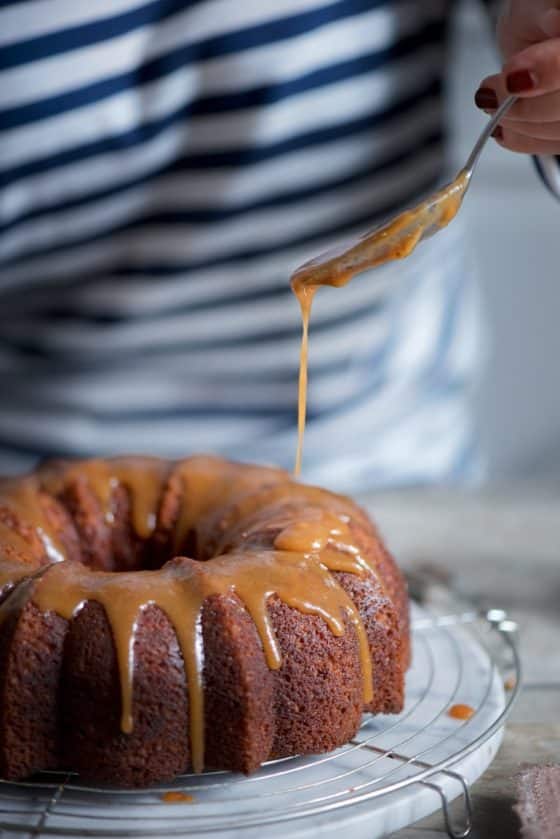 ciambellone di banana bread ricoperto di caramello salato