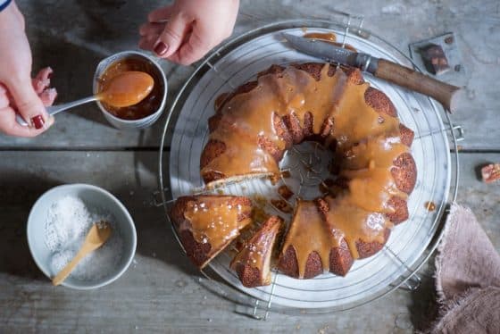 ciambellone di banana bread ricoperto con caramello salato