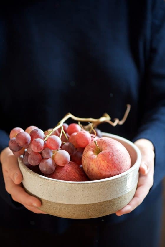 ciotola con mele e uva