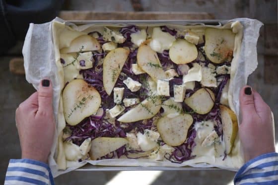 Ricettina: Flammkuchen con cavolo viola, roquefort e pere