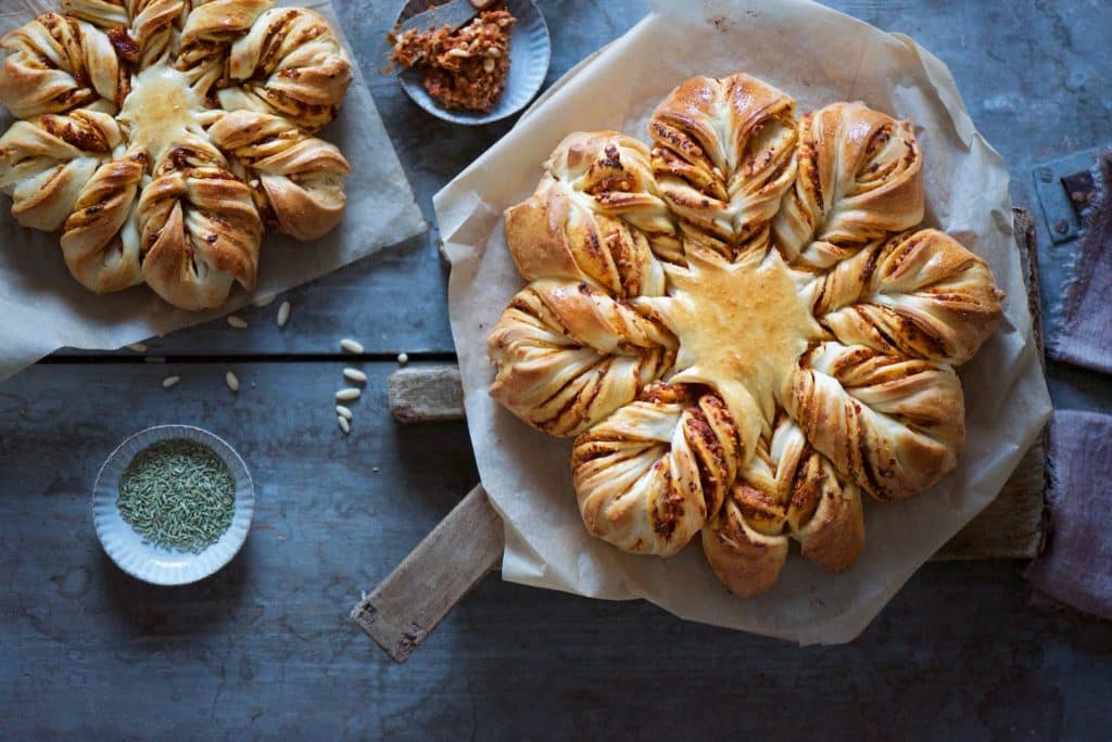 pan brioche ripiena con pesto di pomodori secchi