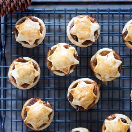 mince pie ripieni di cipolle caramellate e funghi