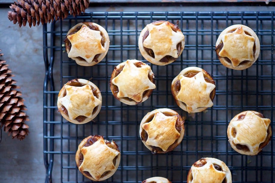 mince pie ripieni di cipolle caramellate e funghi