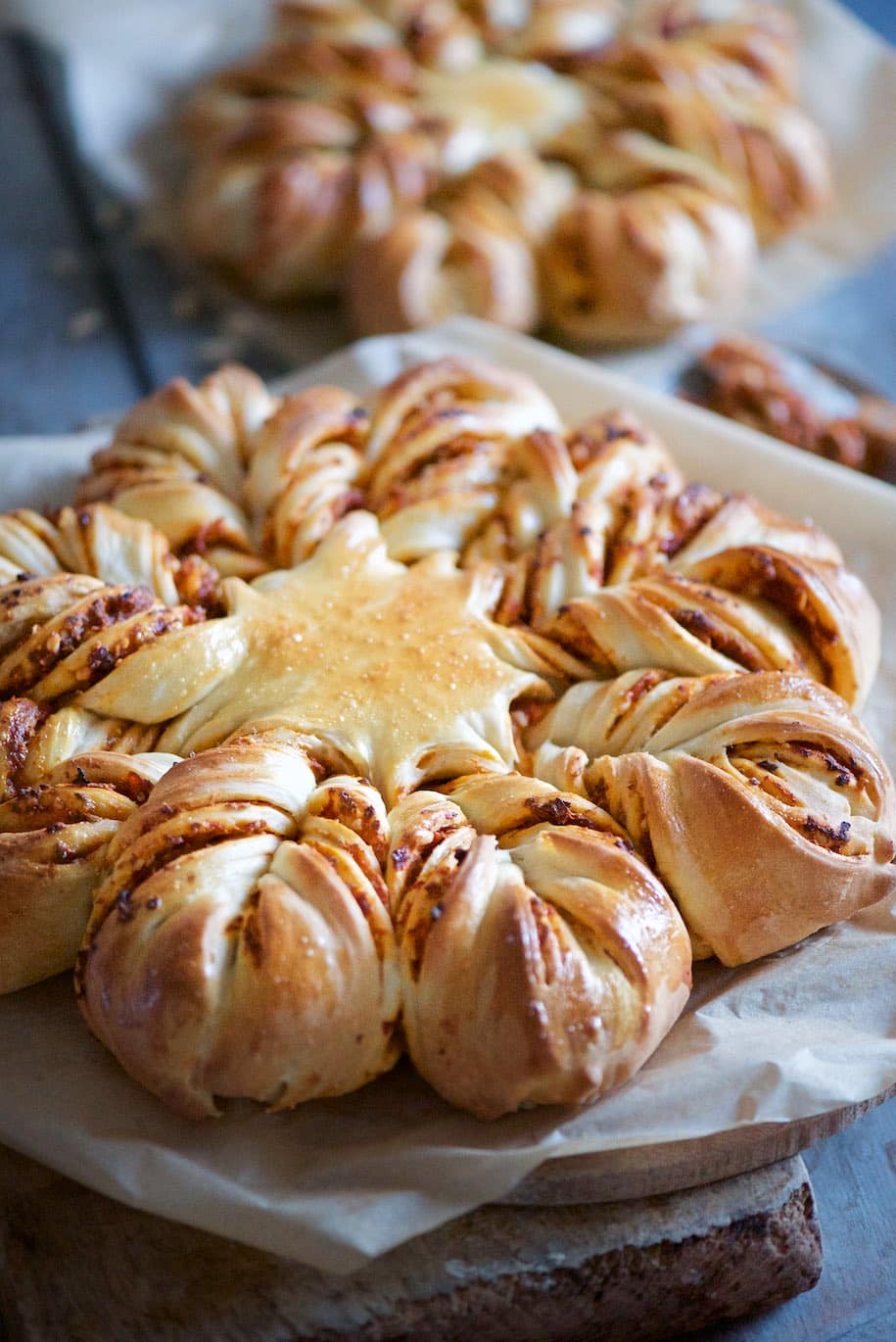 pan brioche ripiena di pesto di pomodori secchi