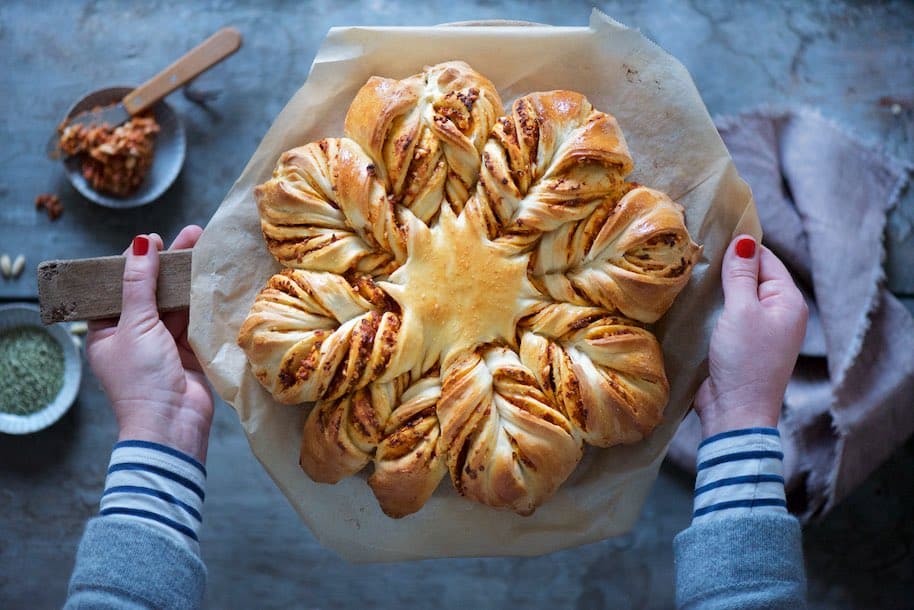 pan brioche ripiena con pesto di pomodori secchi