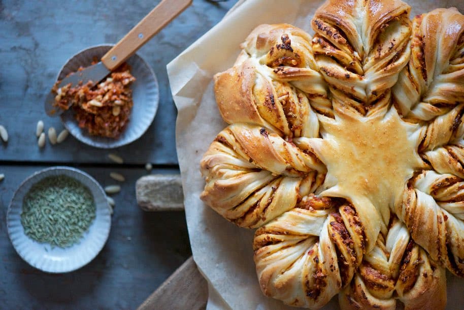 pan brioche ripiena con pesto di pomodori secchi