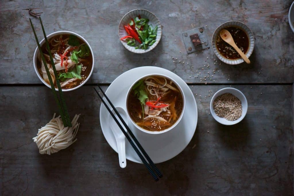 noodles in brodo di pollo e zenzero