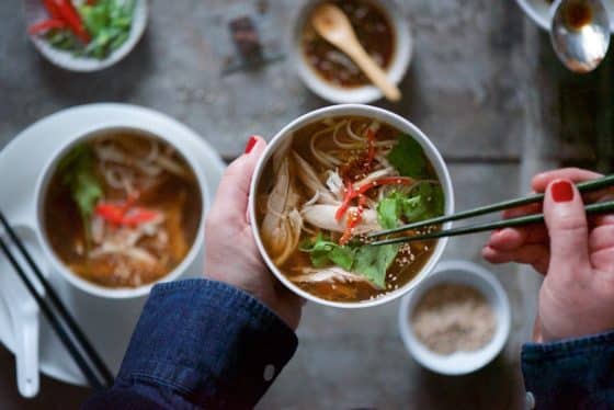 noodles in brodo di pollo e zenzero