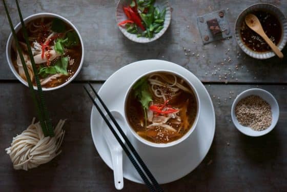 noodles in brodo di pollo e zenzero