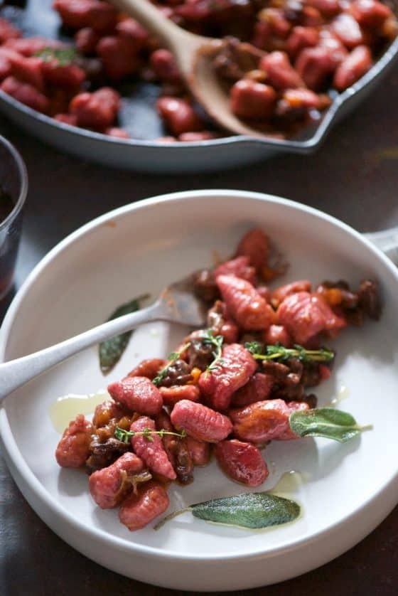 gnocchi di barbabietola e farina di castagne con ragù d'anatra