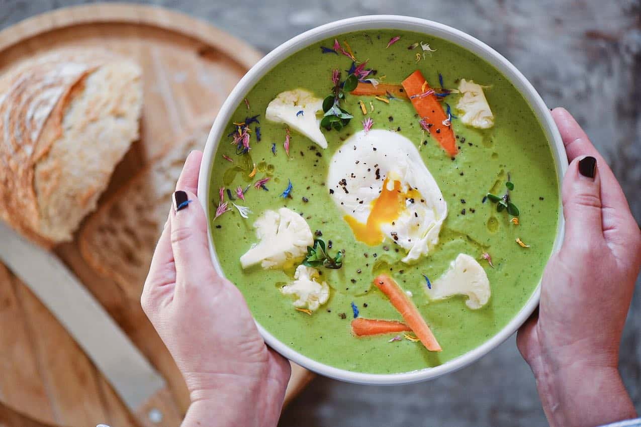 crema di piselli con uovo poché e giardiniera veloce