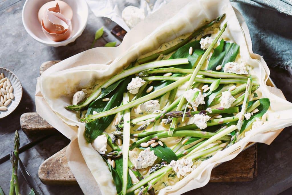 Torta salata di pasta fillo con asparagi e aglio orsino