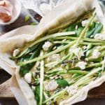 Torta salata di pasta fillo con asparagi e aglio orsino