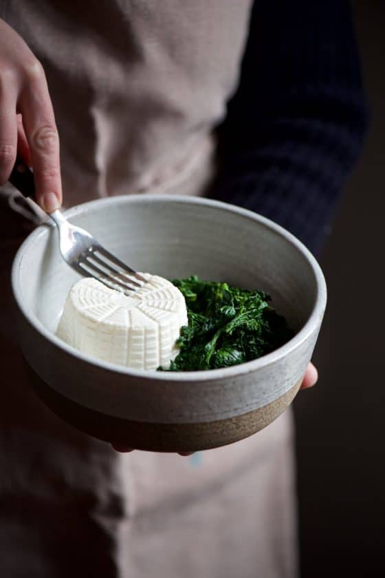 ciotola con ricotta e spinaci cotti