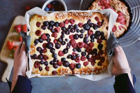 Torta brioche con i frutti di bosco