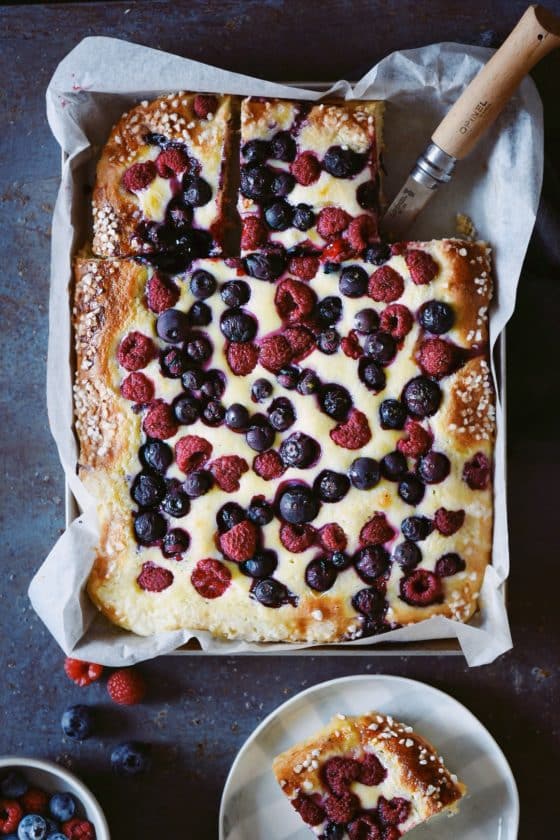 torta brioche con i frutti di bosco