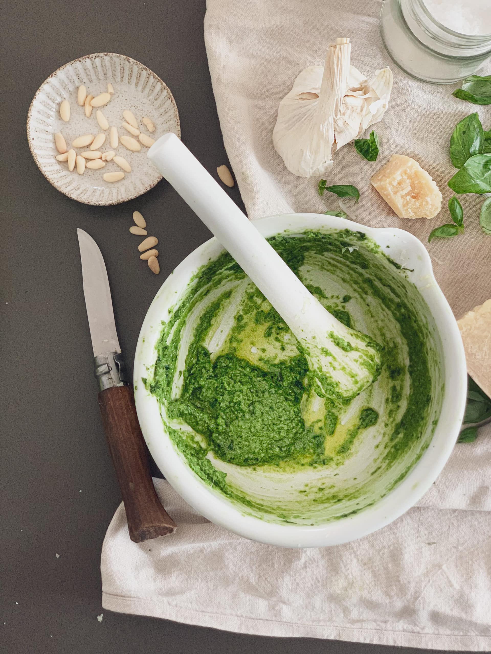pesto al basilico nel mortaio