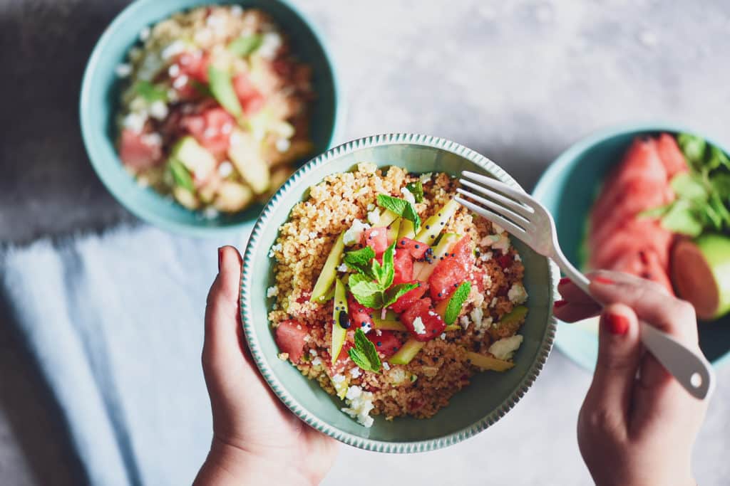 insalata di couscous con anguria, feta, lime e mela verde