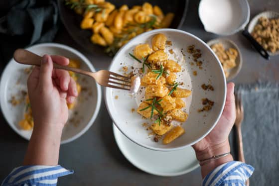 Gnocchi di patate dolci con crema di feta e crumble di noci