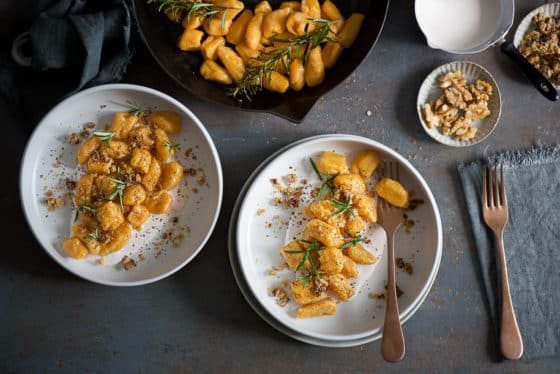 gnocchi di patate dolci, crema di feta e crumble di noci