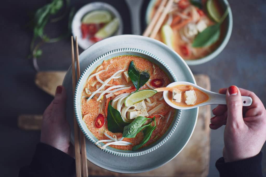 zuppa asiatica di noodles e tofu