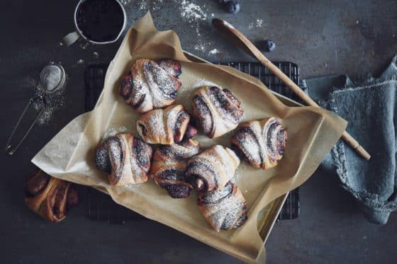 Franzbrötchen con composta di mirtilli