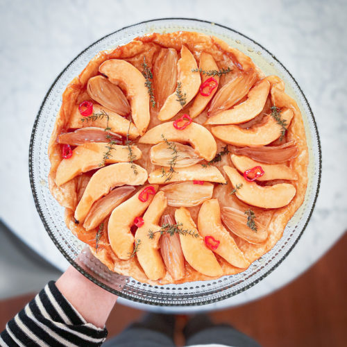 tarte tatin di mele cotogne e scalogni