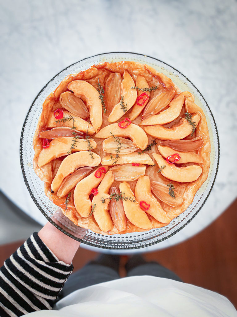 tarte tatin di mele cotogne e scalogni