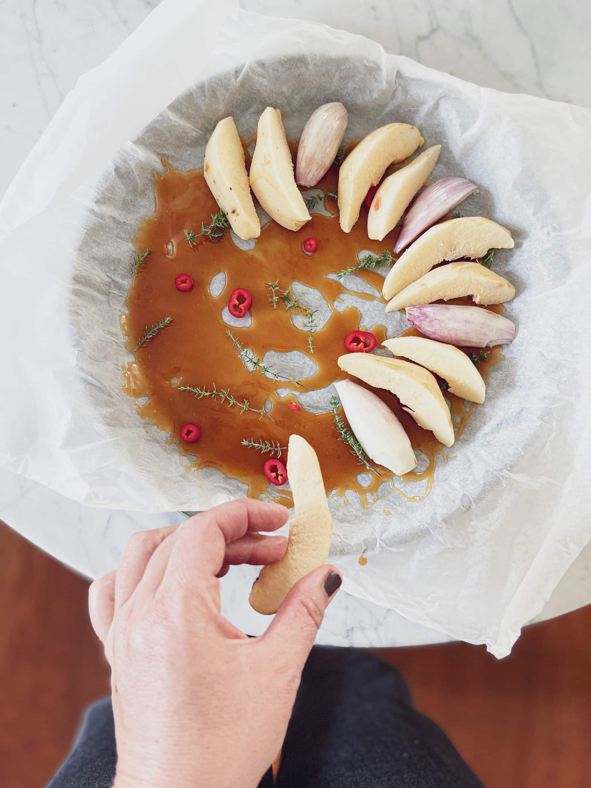 tarte tatin di mele cotogne e scalogna