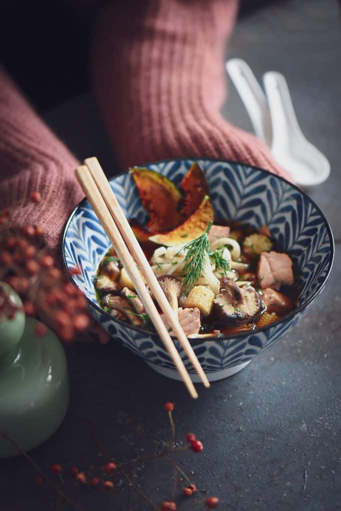 noodles in brodo con salmone