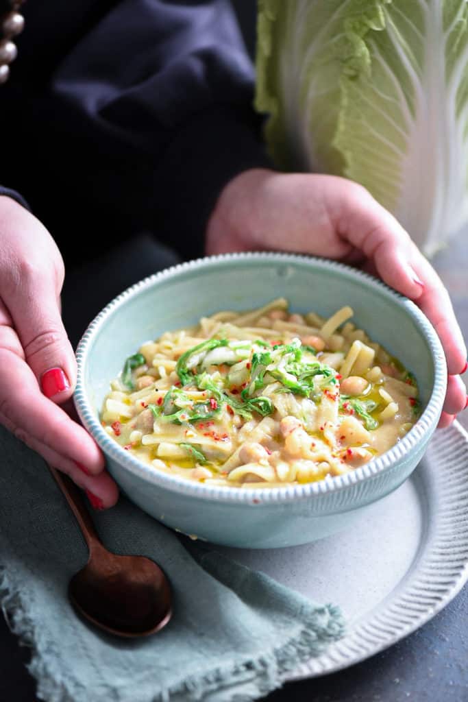 pasta, ceci e cavolo cinese