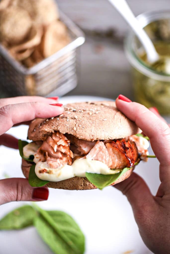 hamburger con salmone sfilacciato alla salsa teriyaki