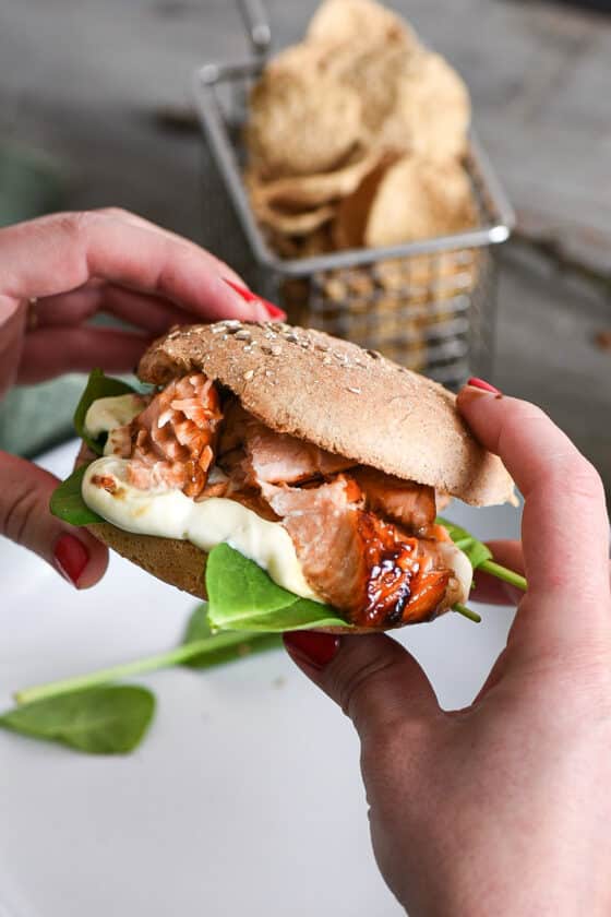 hamburger con salmone sfilacciato alla salsa teriyaki