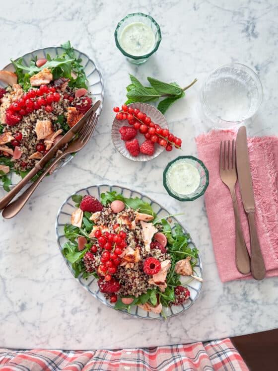 Ricettina: quinoa ai frutti rossi con salmone sfilacciato