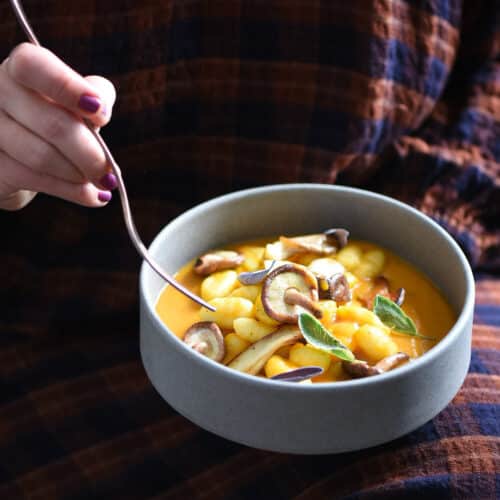 gnocchi con crema di patate dolci e funghi