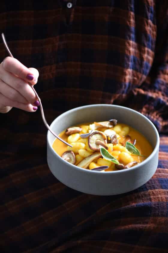 Gnocchi con crema di patate dolci e funghi