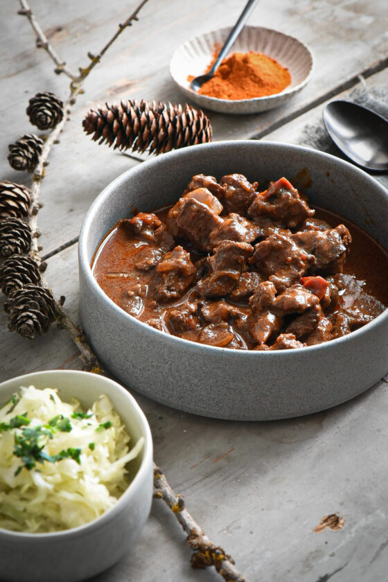 Gulasch con cipolla rossa e cavolo cappuccio fermentato