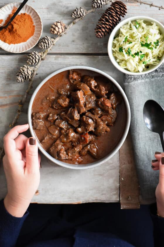 gulasch con cipolla rossa e cavolo cappuccio fermentato