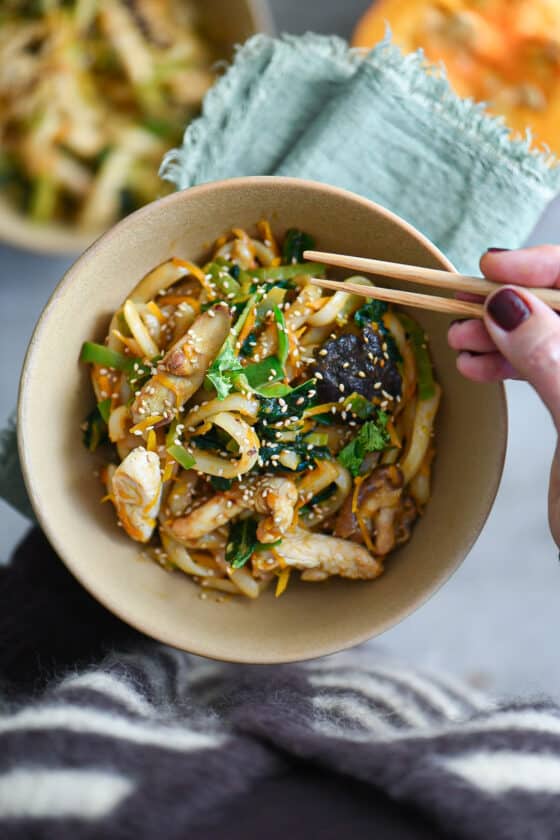 Ricettina: udon autunnali con zucca, funghi e cavolo riccio